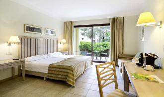 Cala Serena Double Room Superior Schlafzimmer
